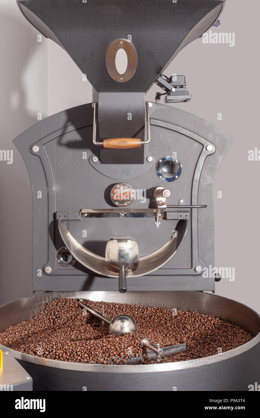 Röstmaschine mit fertigen Kaffee Stockfoto