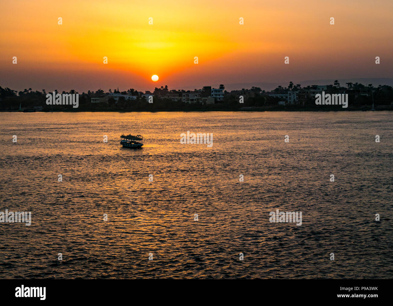 Sonnenuntergang über den Nil mit River Boat, Luxor, Ägypten, Afrika Stockfoto