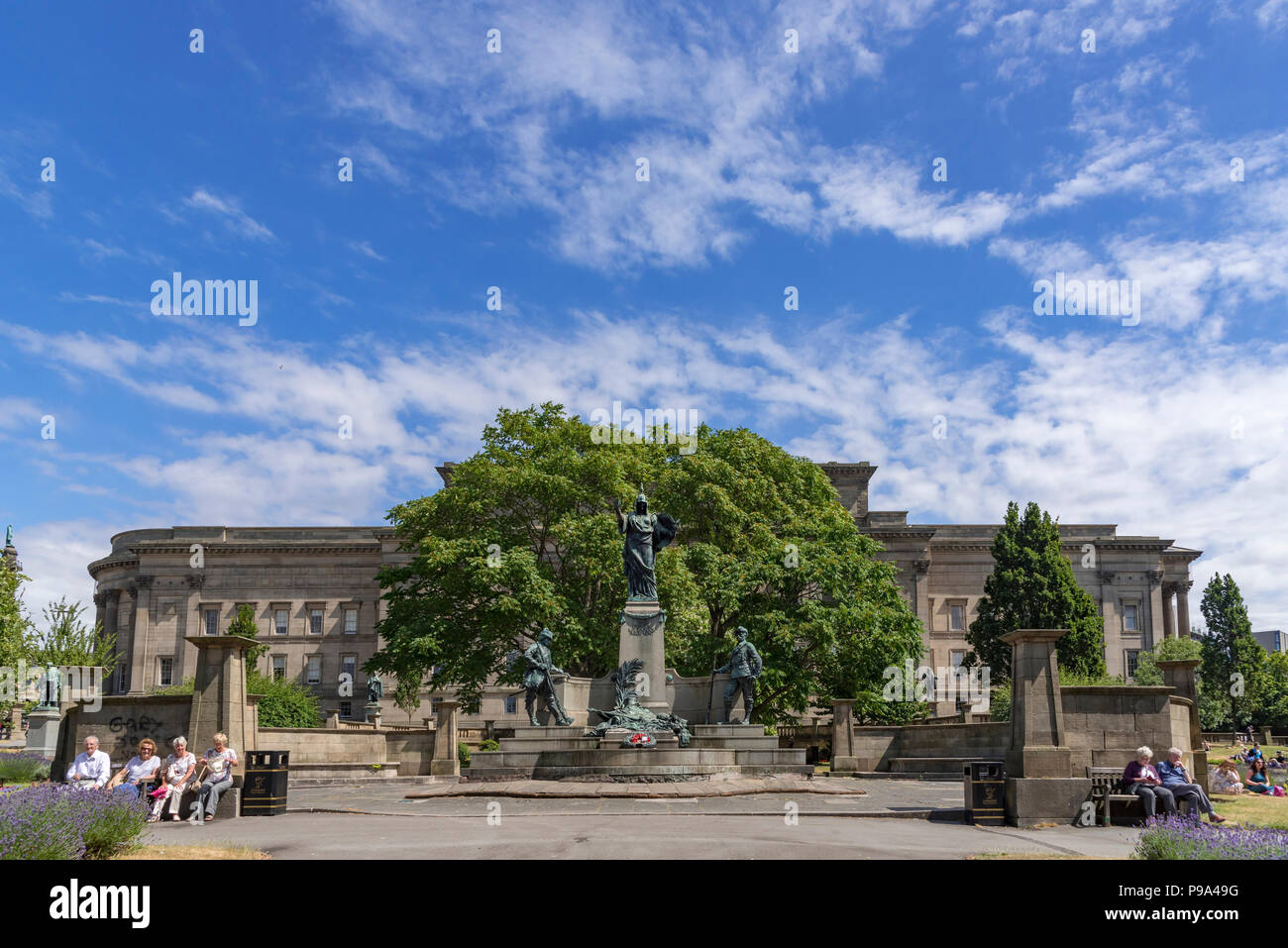Die St. Johns Gärten in Liverpool von St Georges Hall das Denkmal erinnert an den Service von des Königs Regiment in der Südafrikanischen Krieg. Stockfoto