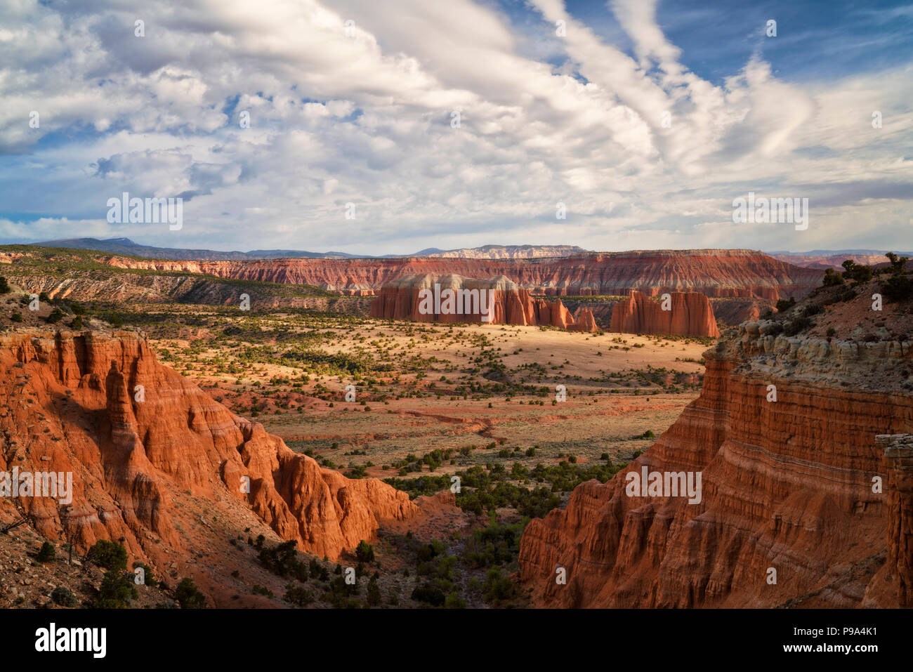 Morgen auf dem entfernten riesigen Monolithen wissen, wie die Kathedralen in Utah entfernten oberen Cathedral Valley und Capitol Reef National Park. Stockfoto