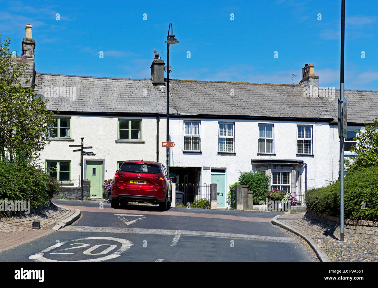 Auto an Kreuzung, Dalton, Cumbria, England Großbritannien Stockfoto