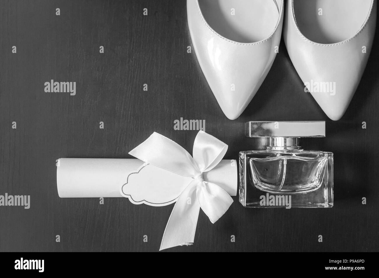 Flasche Parfüm in der Nähe von white Brautschuhe und Box Stockfoto