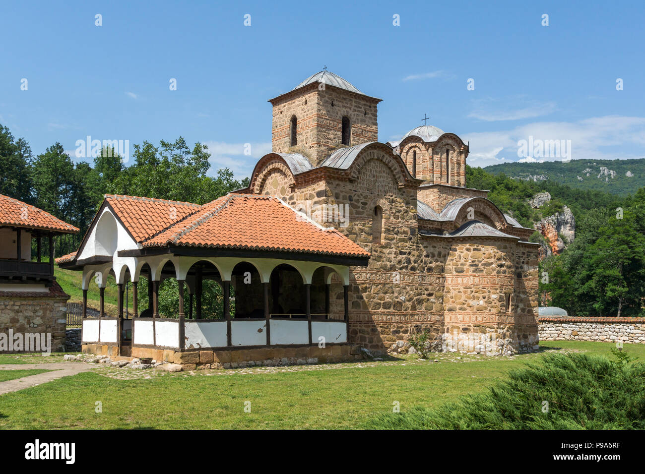 Herrliche Aussicht auf den mittelalterlichen Poganovo Kloster des Hl. Johannes des Theologen, Serbien Stockfoto