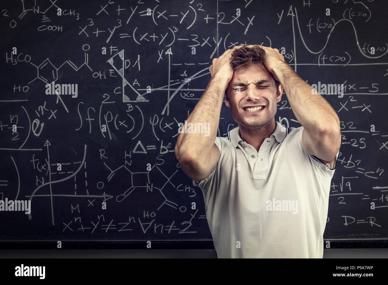 Junge kaukasier Student und schiefertafel Hintergrund betont Stockfoto