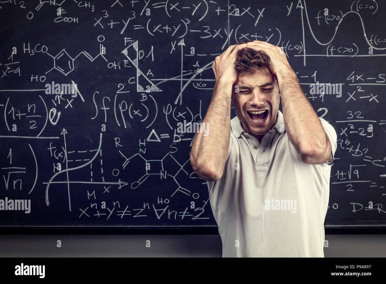 Betonte Lehrer schreien und seinen Kopf halten Stockfoto