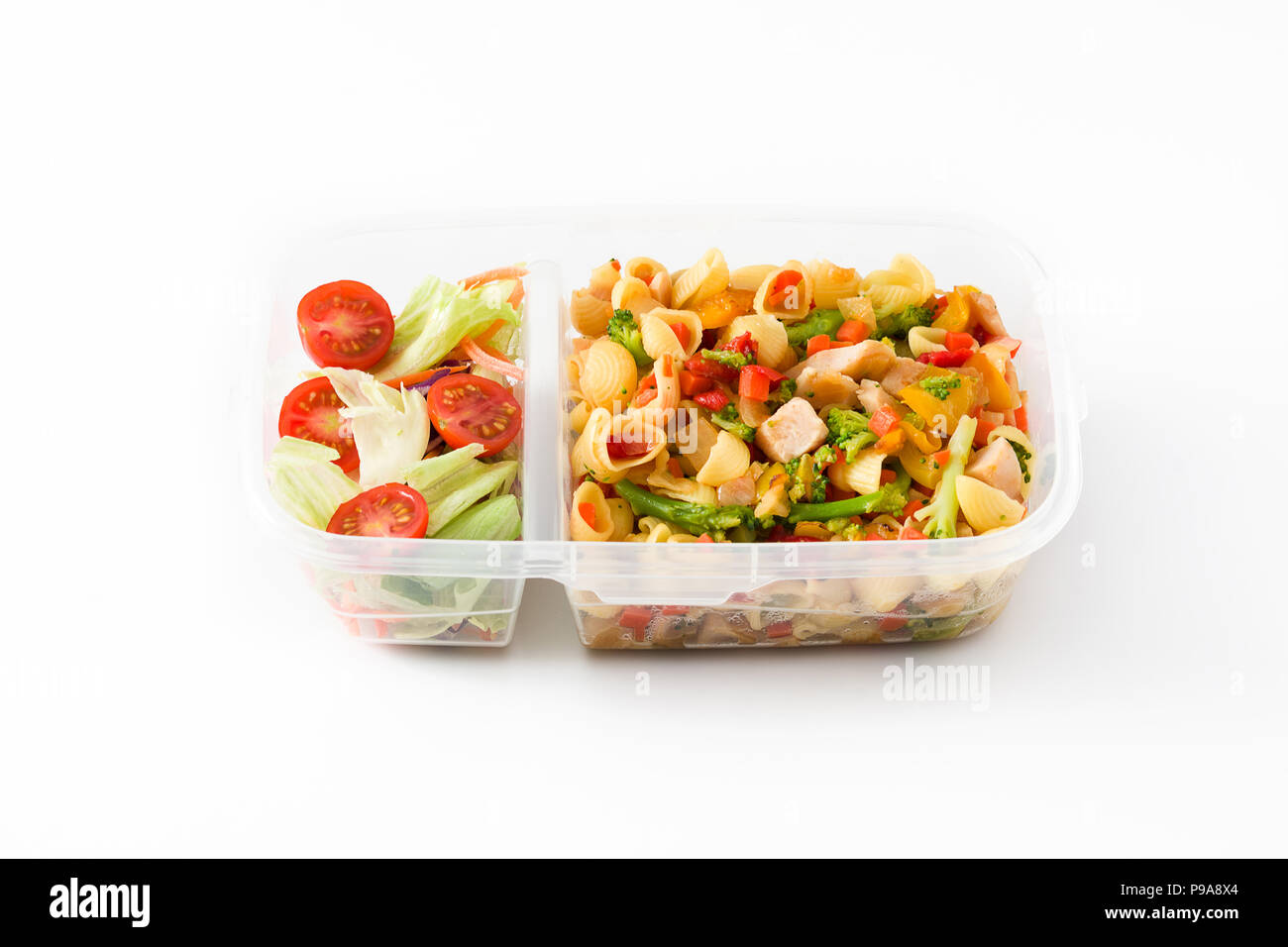 Gesunde Mahlzeit prep Container mit Nudelsalat mit Türkei und Gemüse auf weißem Hintergrund Stockfoto