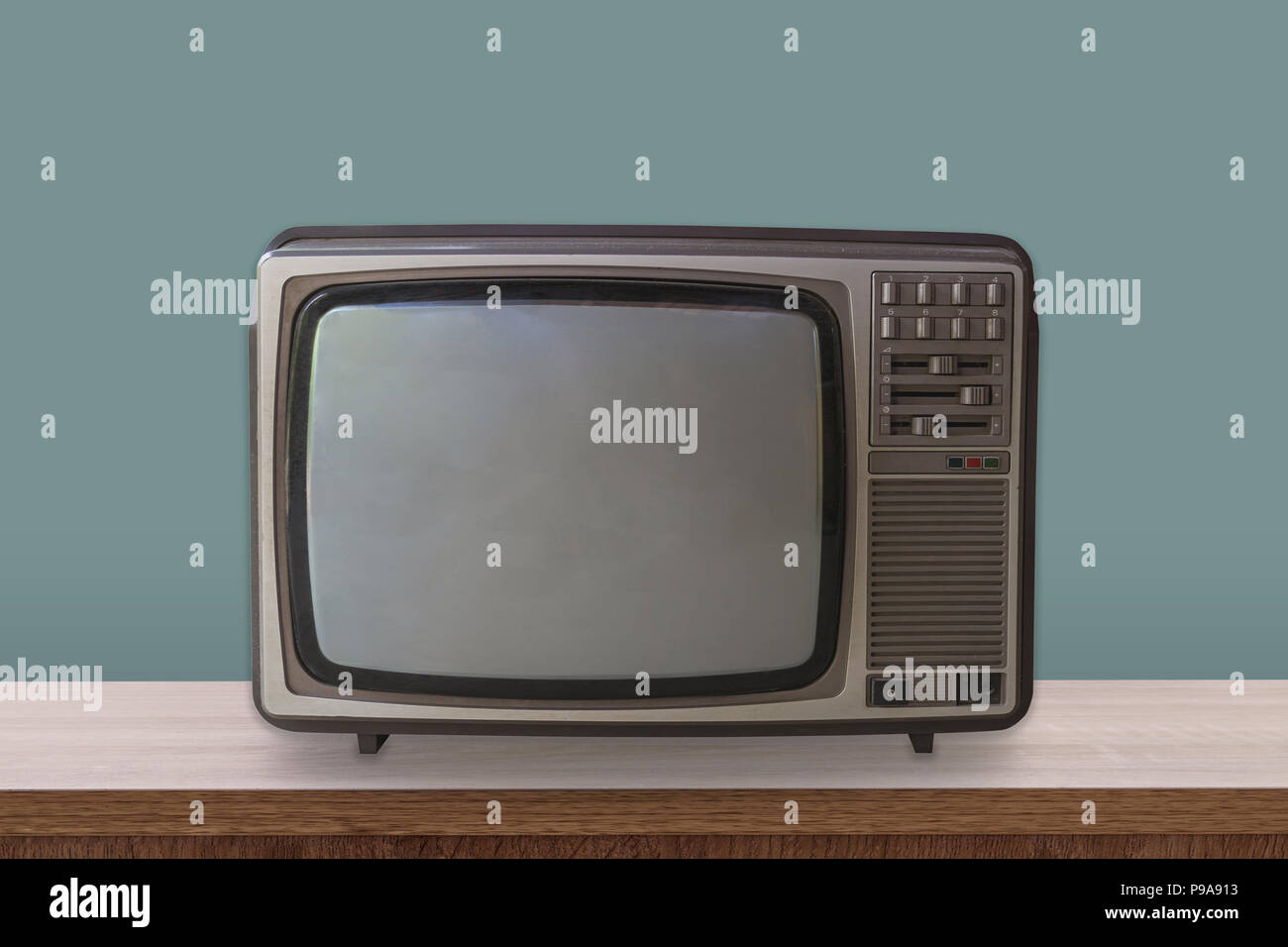 Vintage TV Box auf Holztisch und pastellfarbenen Hintergrund. Stockfoto