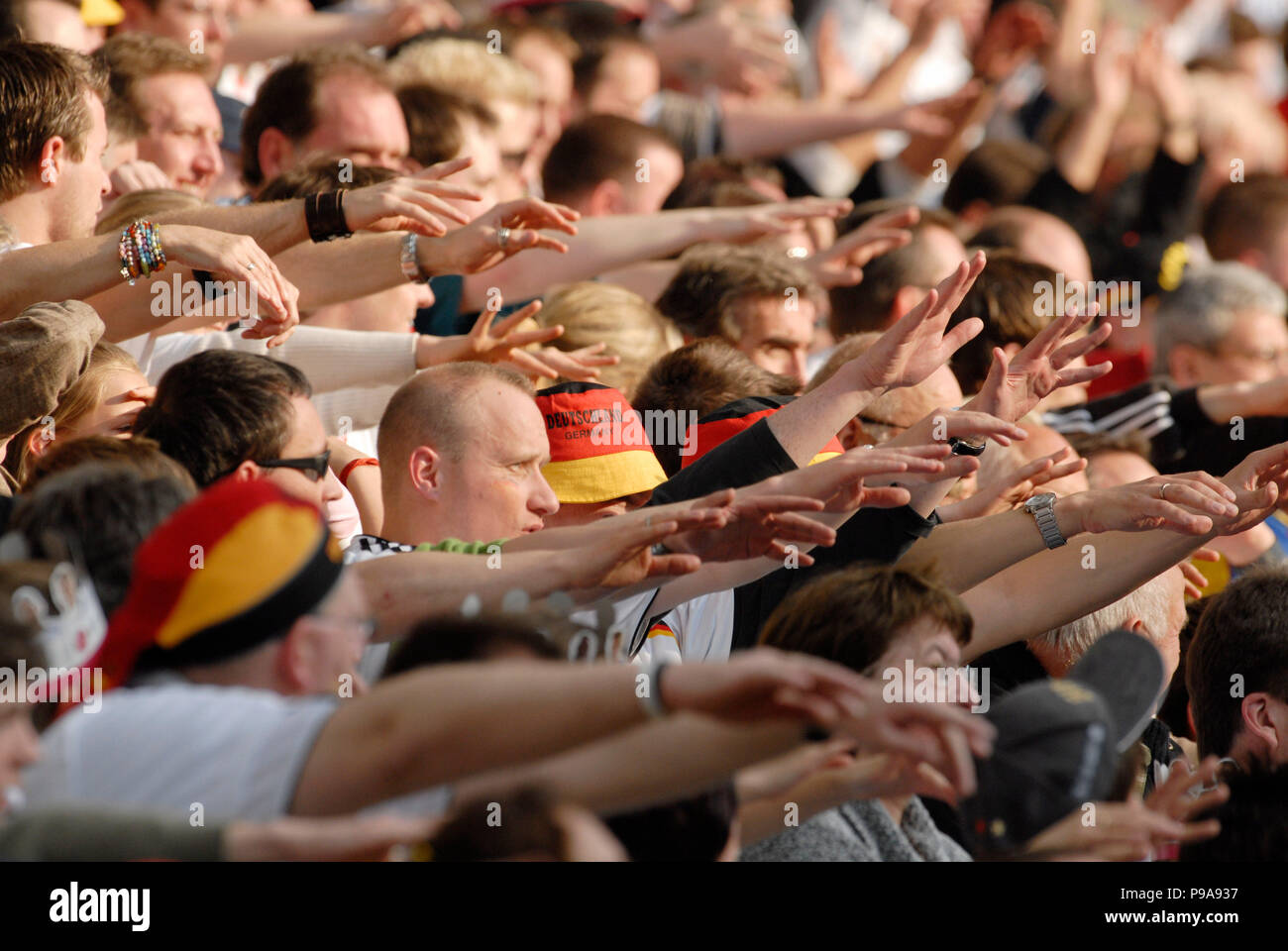 Stadion im Nordpark, Mönchengladbach Deutschland 2.6.2006, Fußball international freundlich Deutschland gegen Kolumbien 3:0------- deutschen Unterstützer Welle ihre Arme Stockfoto