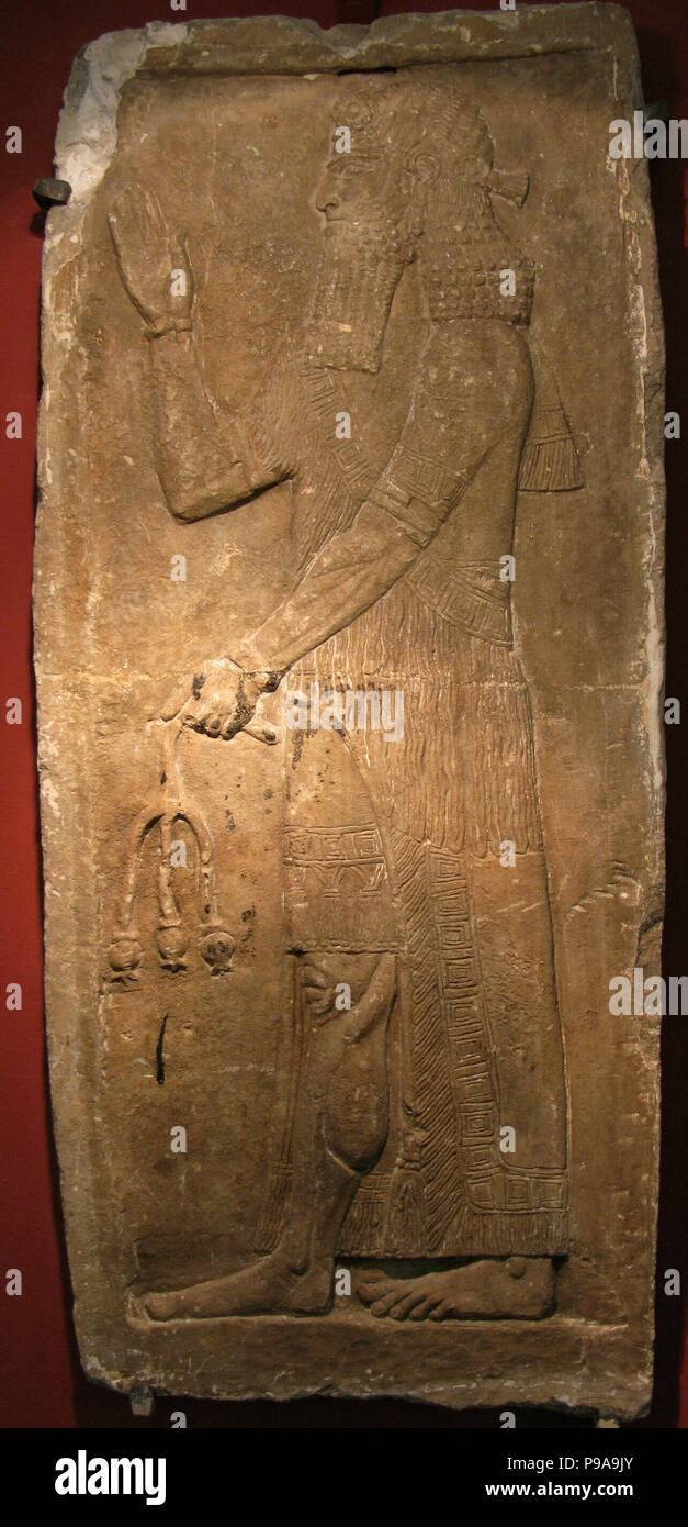 Priester mit einem Zweig von pomergranate Baum. Detail einer Entlastung vom Palast der Assyrische König Sargon II. Museum: Staatliche Eremitage, St. Petersburg. Stockfoto