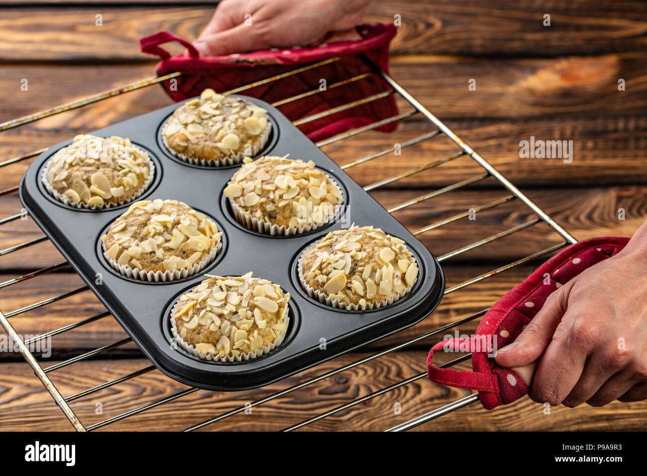 Karotte Cupcakes mit Zitrone und Apfel, Mandeln auf Holz- Hintergrund, raw Silikon Form auf ein Backblech Stockfoto
