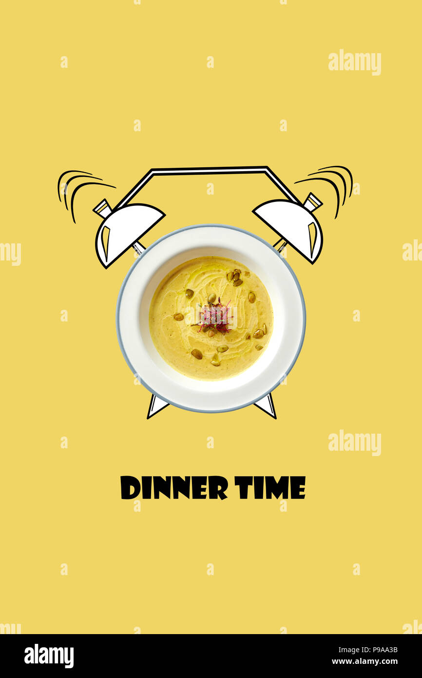 Weiße Schüssel mit Suppe und Wecker Hand gezeichnet Abbildung auf gelben Hintergrund. Die Inschrift Abendessen Zeit. Stockfoto