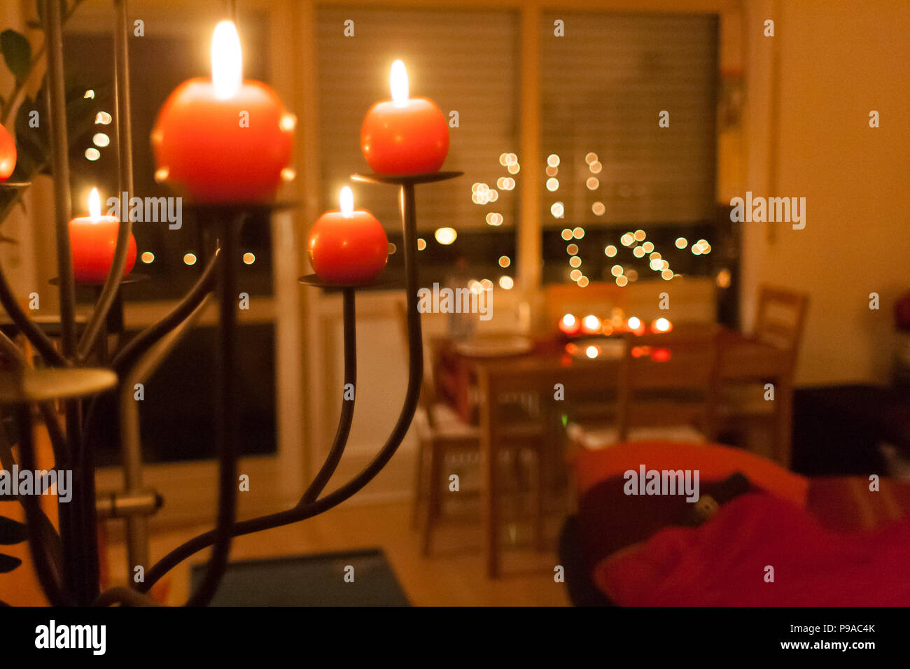 Rote Kerzen sind in der Regel mit Weihnachten verbunden Stockfoto