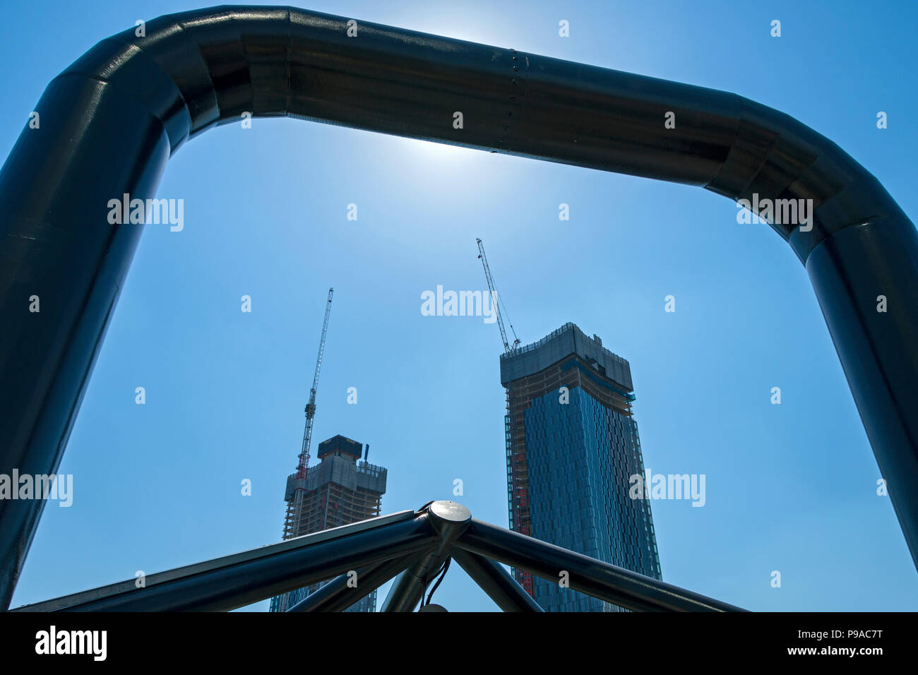 Zwei der Deansgate Square Apartment Blocks (im Bau), von der Fußgängerbrücke zum Bahnhof Deansgate, Manchester, England, Großbritannien Stockfoto