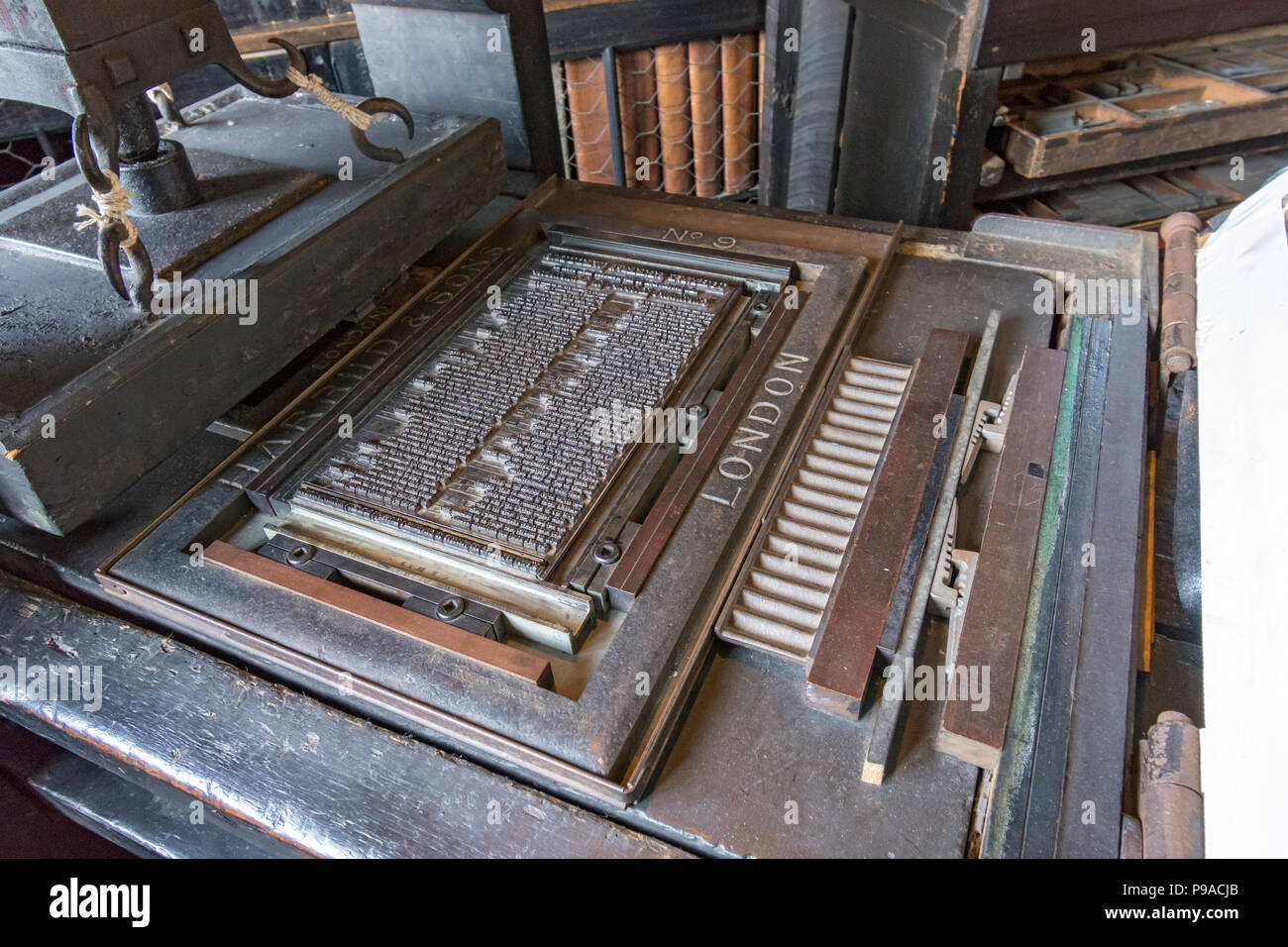 Holz- handbetriebene Druckmaschine (geglaubt, aus dem frühen 17. Jahrhundert) an der Chetham's Library, Manchester, England, Großbritannien Stockfoto