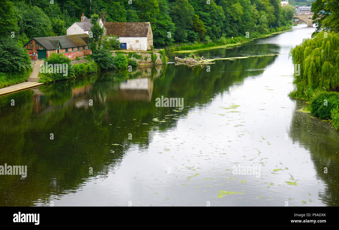 Blick auf den Fluss Wear und Universität Bootshaus in Durham, England, Großbritannien Stockfoto