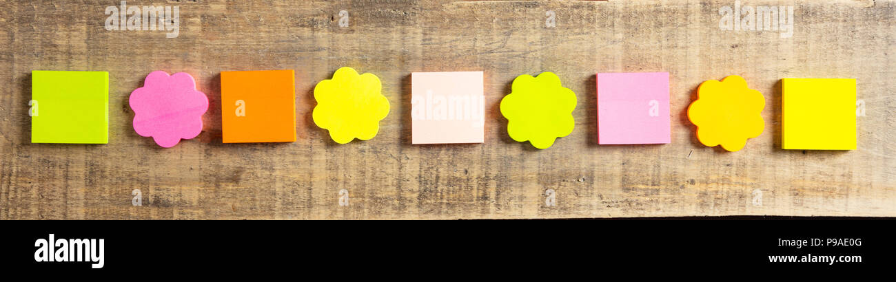 Schule Konzept. Klebrige bunten Noten in verschiedenen Formen Banner mit Kopie Speicherplatz auf Holz- Hintergrund, Banner Stockfoto