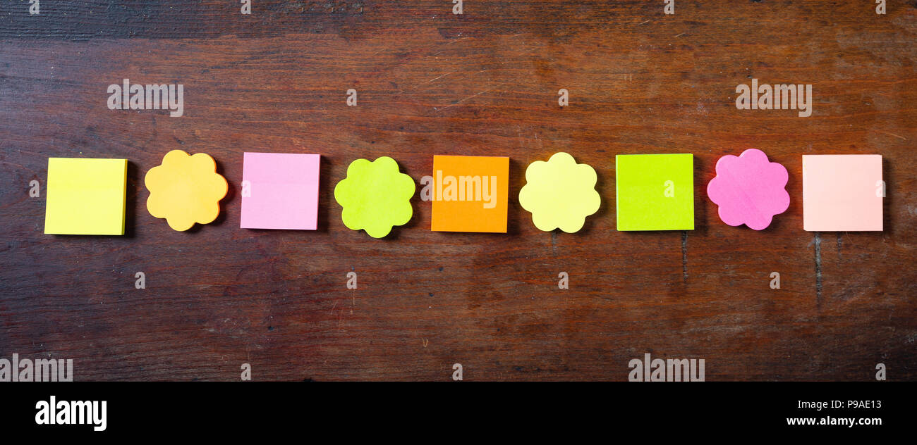 Schule Konzept. Klebrige bunten Noten in verschiedenen Formen Banner mit Kopie Speicherplatz auf Holz- Hintergrund, Banner Stockfoto