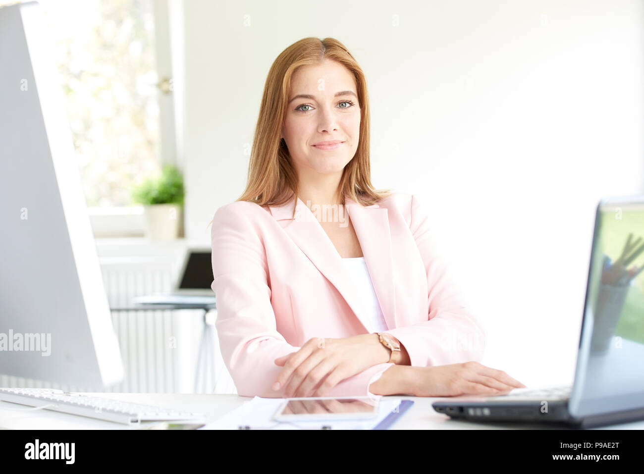 Schöne junge finanzassistent Geschäftsfrau Arbeiten am Laptop im Büro Schreibtisch sitzen. Stockfoto