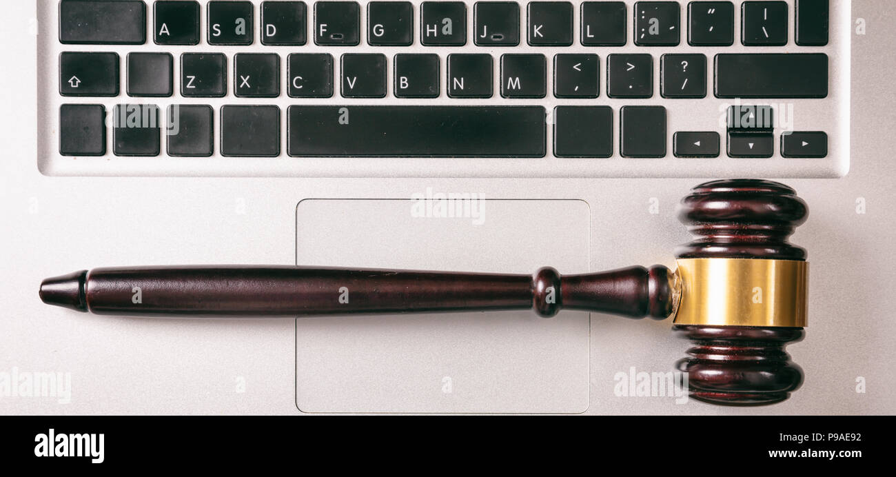 Domainrecht oder Online Auktion Konzept. Richter Hammer auf einer Computertastatur Draufsicht isoliert, Hintergrund. Stockfoto