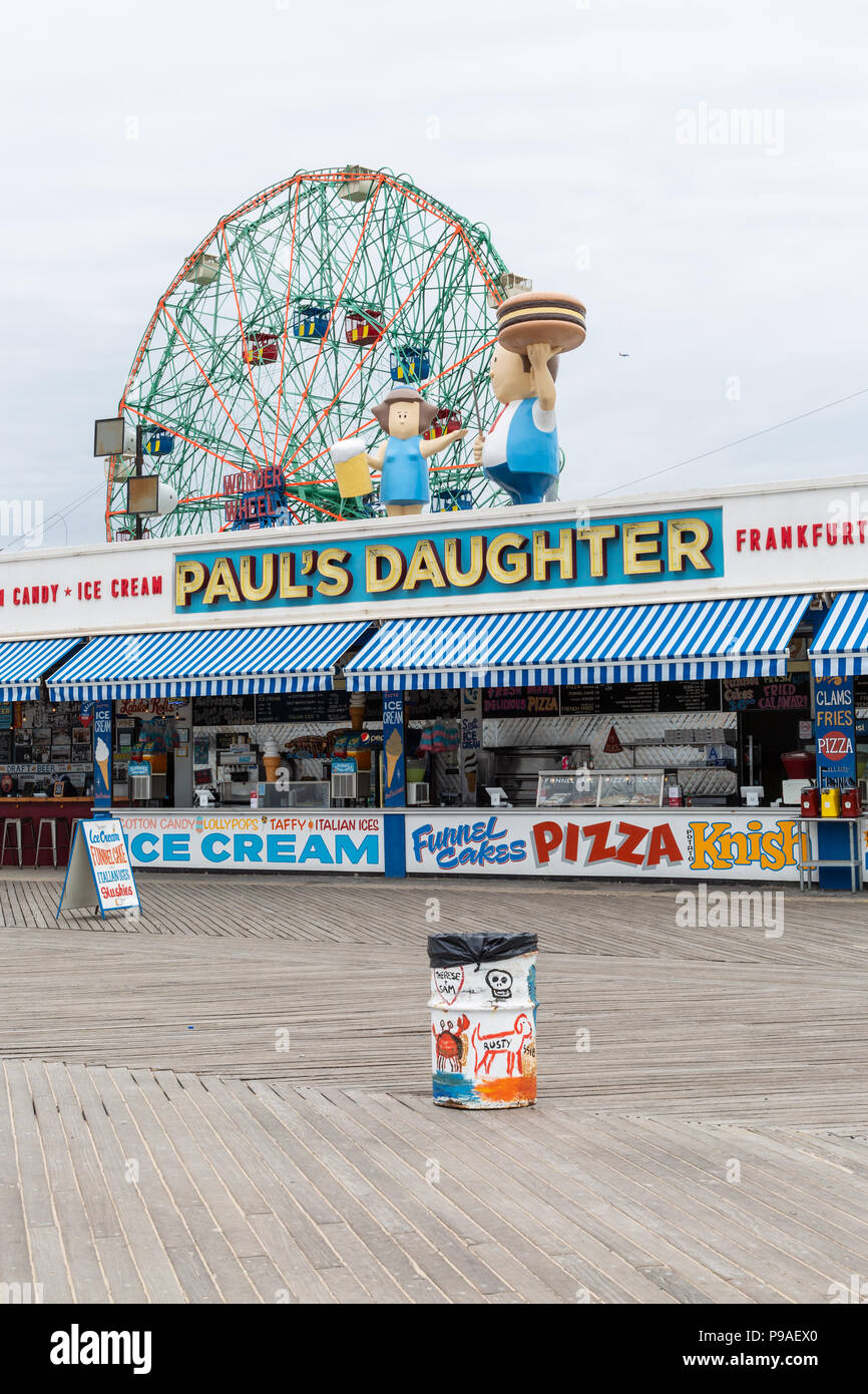 Brooklyn, NY/USA, 01.12.2018: Berühmte Restaurant auf broadwalk in Coney Island. Stockfoto