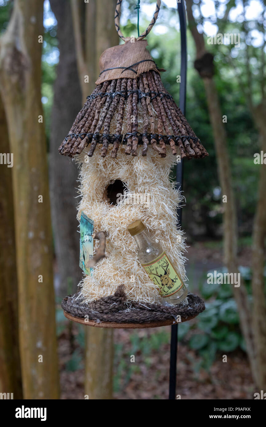 New Orleans, Louisiana - einen handgefertigten Vogelhäuschen, einer der 50 im New Orleans botanischen Garten angezeigt als Teil der Home Tweet Home, eine Fundraising effo Stockfoto