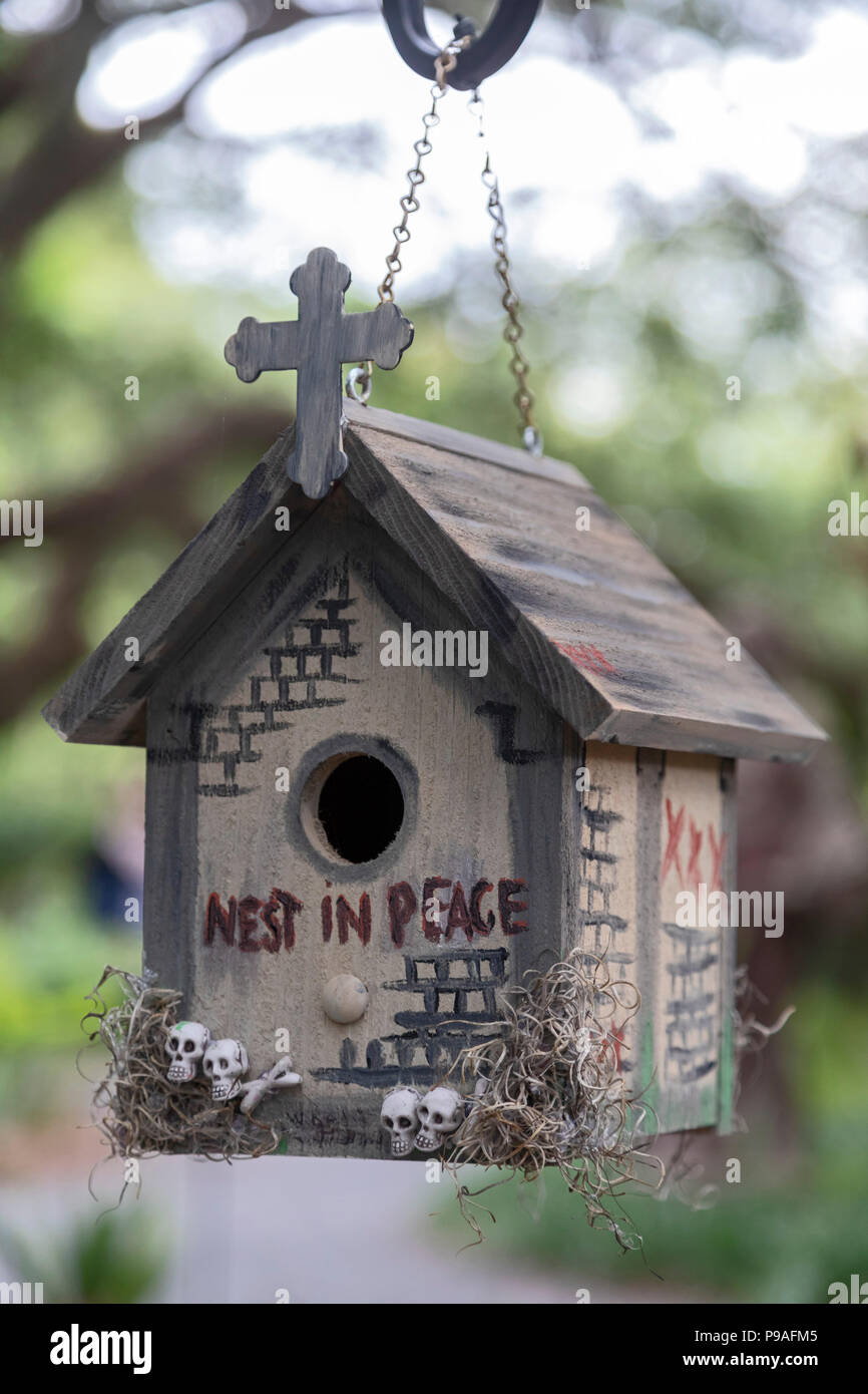 New Orleans, Louisiana - einen handgefertigten Vogelhäuschen, einer der 50 im New Orleans botanischen Garten angezeigt als Teil der Home Tweet Home, eine Fundraising effo Stockfoto
