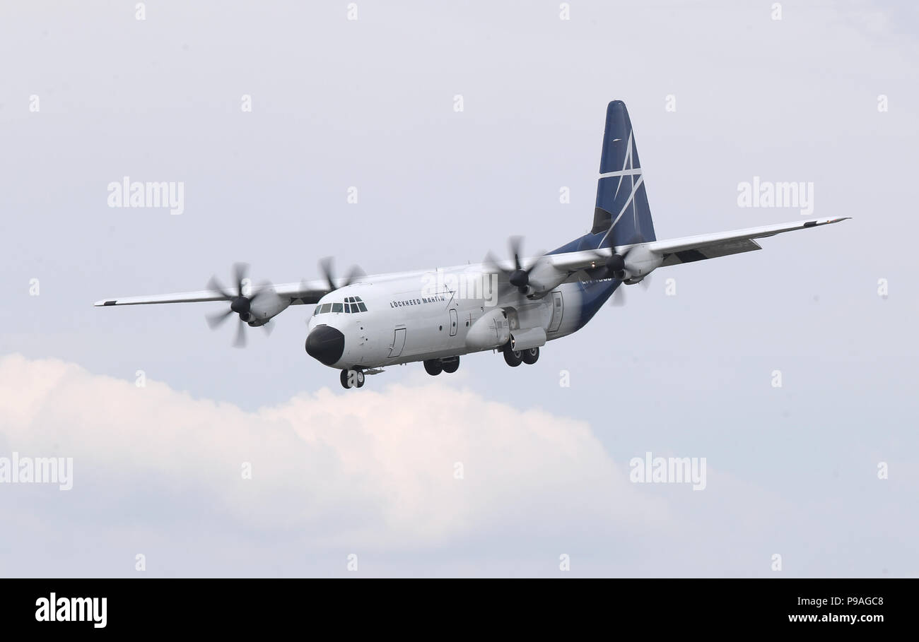 Ein Lockhead Martin LM-100 J Ebene gibt eine Anzeige während der Eröffnungstag der Internationalen Luftfahrtausstellung in Farnborough, Hampshire. Stockfoto