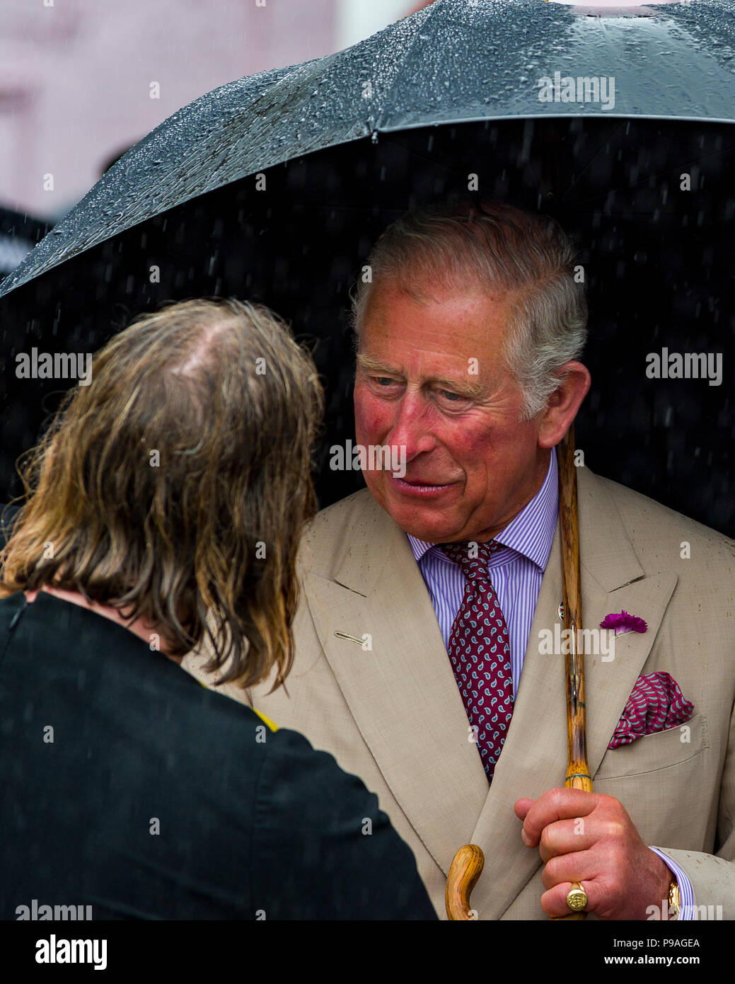 Editorial: Mitglieder der Öffentlichkeit und britischen Roayalty. Seine königliche Hoheit Prinz Charles & Camilla, Herzogin von Cambridge, Fowey, Cornwall, 16.07.2018. TRH sind Grüße Stockfoto