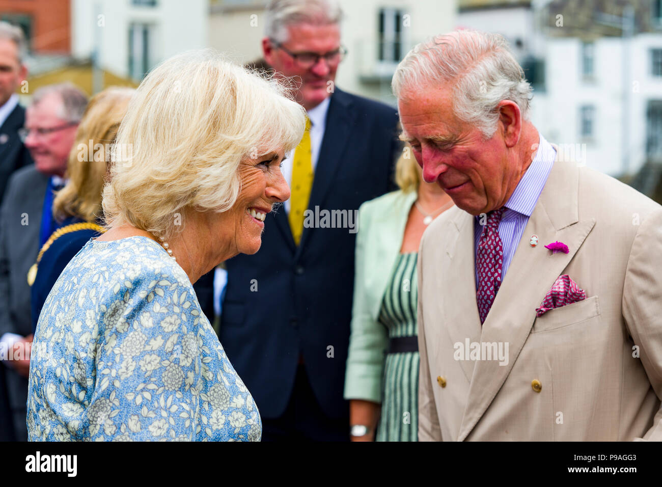 Editorial: Mitglieder der Öffentlichkeit und britischen Roayalty. Seine königliche Hoheit Prinz Charles & Camilla, Herzogin von Cambridge, Fowey, Cornwall, 16.07.2018. TRH sind Grüße Stockfoto