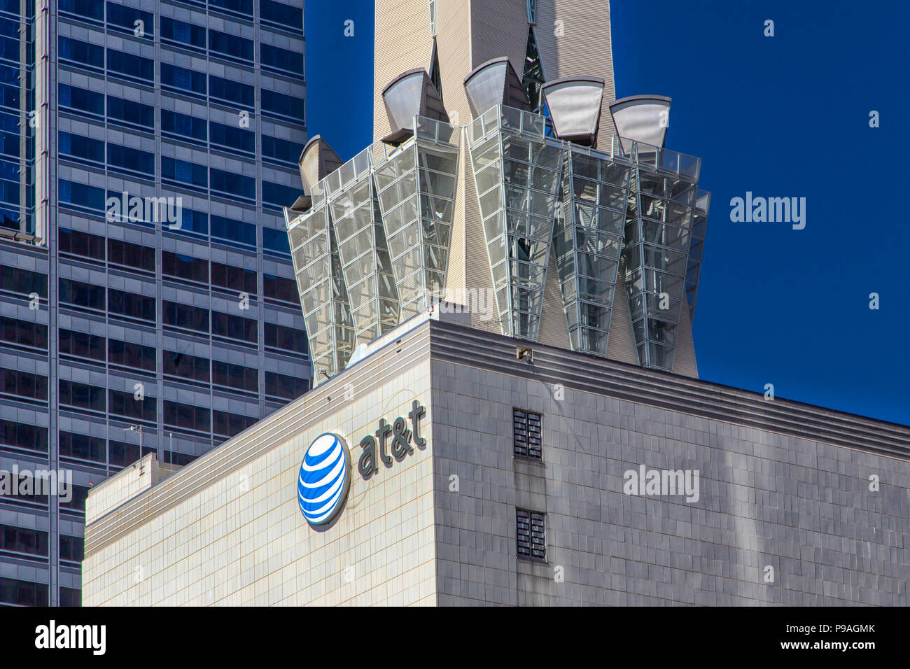 LOS ANGELES, CA/USA - 30. AUGUST 2014: AT&T urban Wolkenkratzer. Stockfoto