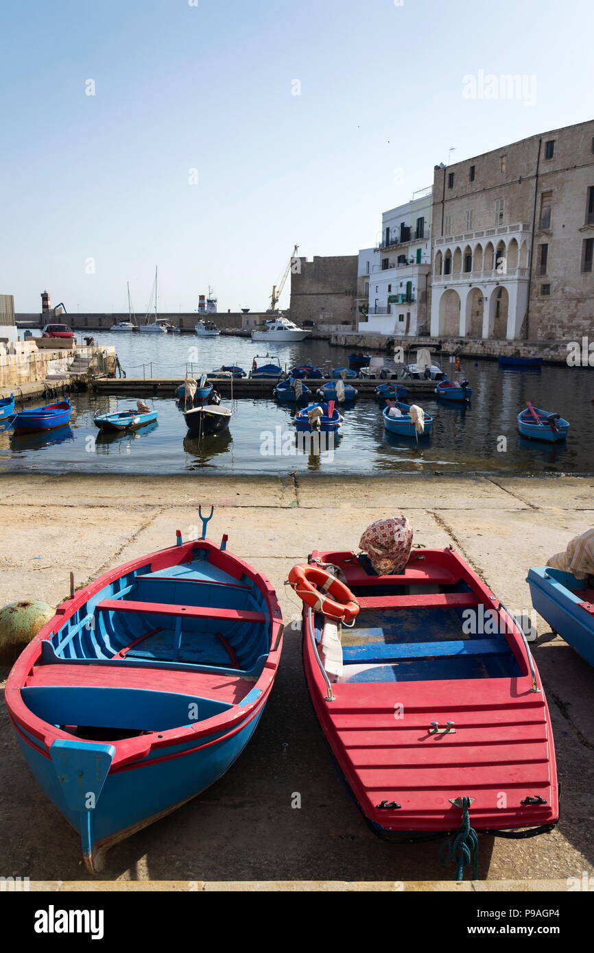 Traditionelle Fischerboote im Hafen von Monopoli, Apulien, Provinz Bari, Italien Stockfoto