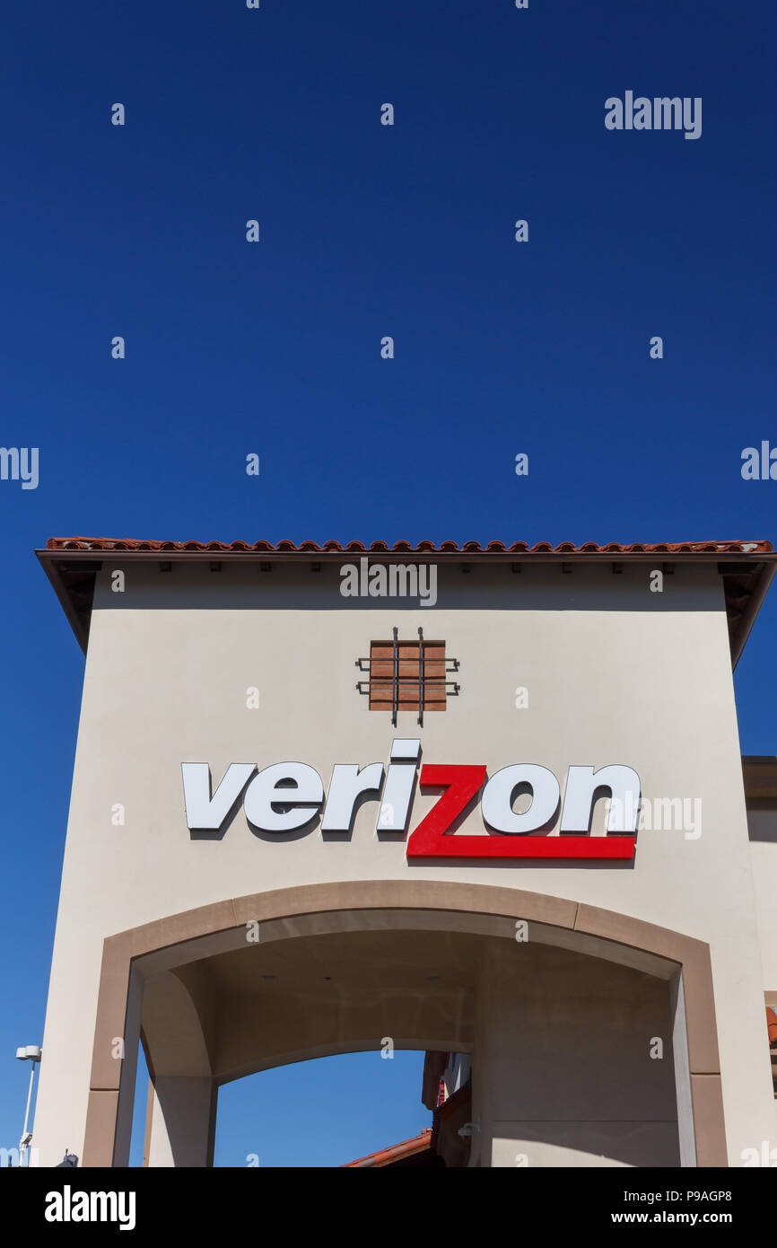 VALENCIA, CA/USA - November 11, 2015: Verizon Wireless Store. Verizon Wireless ist eine hundertprozentige Tochtergesellschaft von Verizon Communications, Inc. Stockfoto