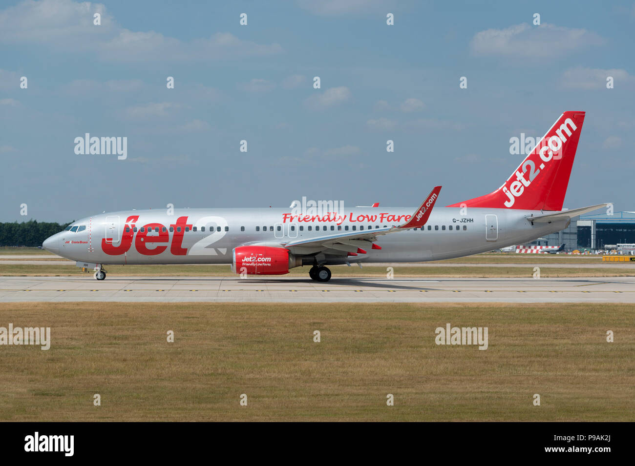 Ein Jet2 Boeing 737-85 P sitzt auf der Start- und Landebahn am Flughafen Manchester, die sich anschickt, zum take-off. Stockfoto