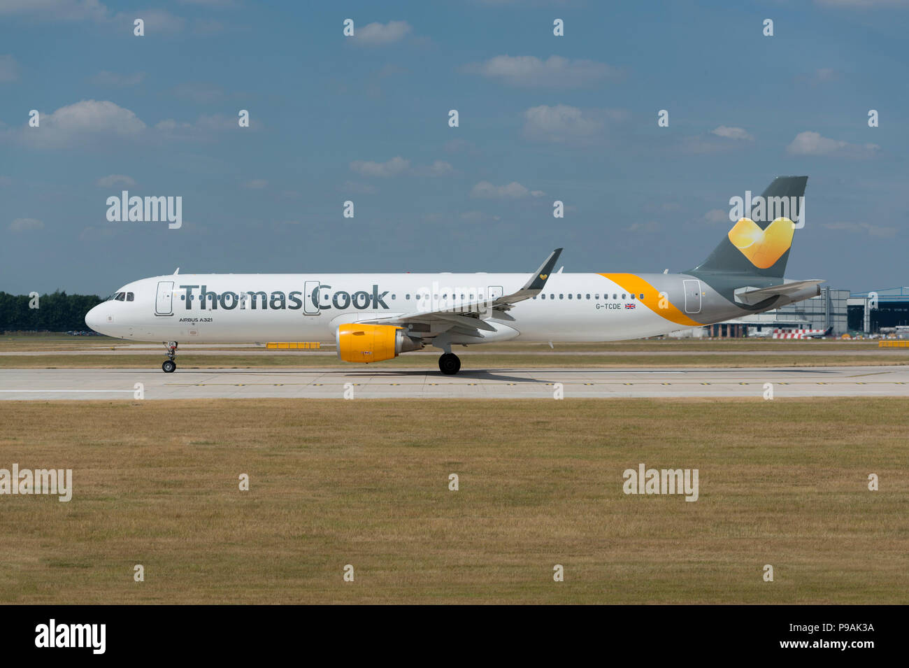 Thomas Cook Airbus A 321-211 sitzt auf der Start- und Landebahn am Flughafen Manchester, die sich anschickt, zum take-off. Stockfoto