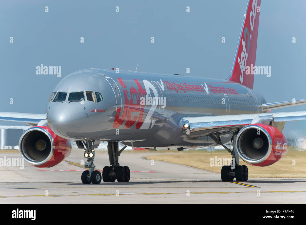 Ein Jet2 Boeing 757-236 Taxis entlang der Start- und Landebahn am Flughafen Manchester während der Vorbereitung, sich zu entfernen. Stockfoto