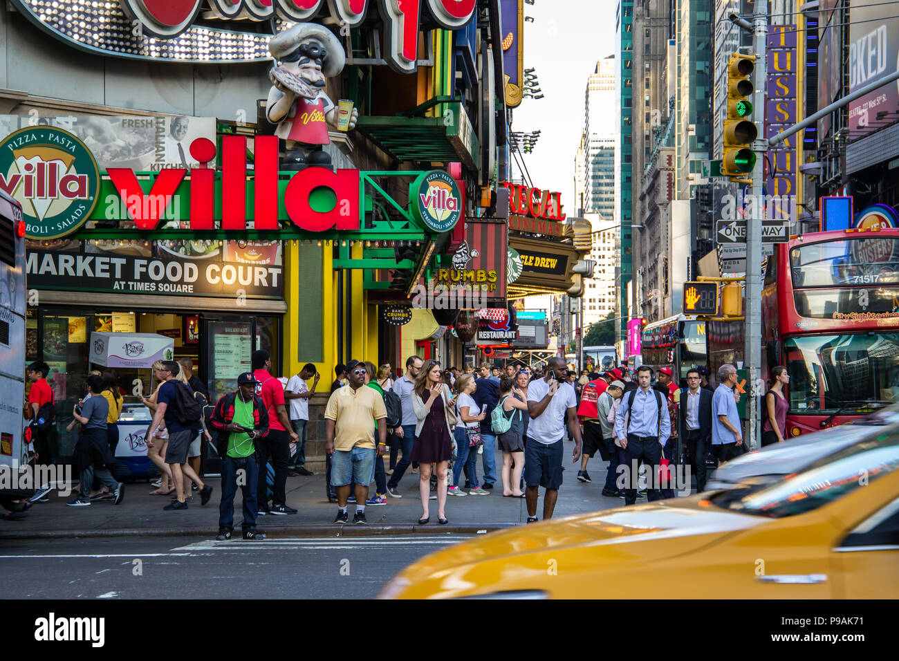 New York City/USA - 13.JULI 2018: Times Square street view Bei Rush Hour in Midtown Manhattan Stockfoto