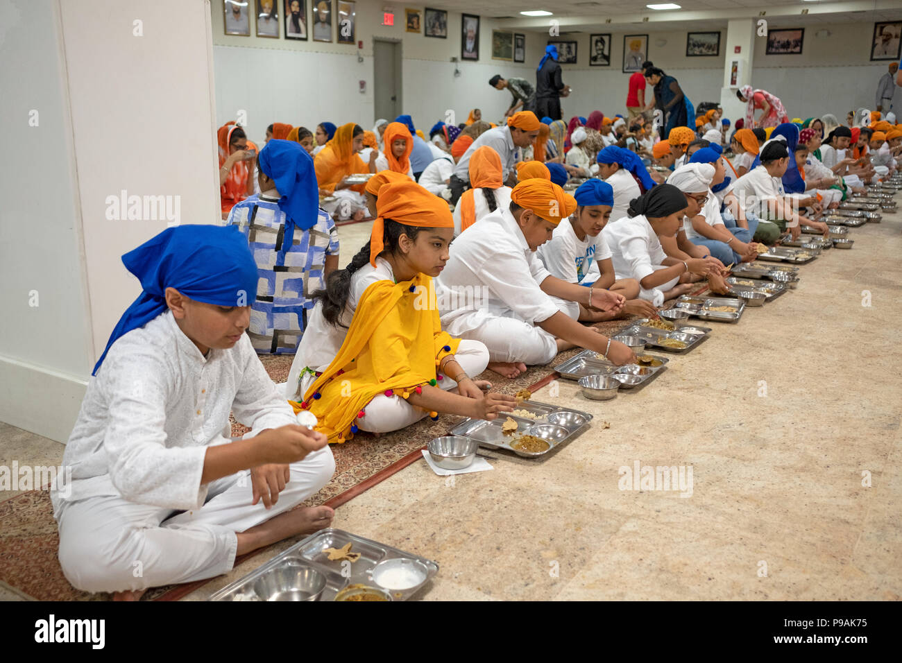 Ein traditionelles Essen am Langar in der Sikh Kulturellen Gesellschaft in Richmond Hill, Queens, New York City serviert. Stockfoto