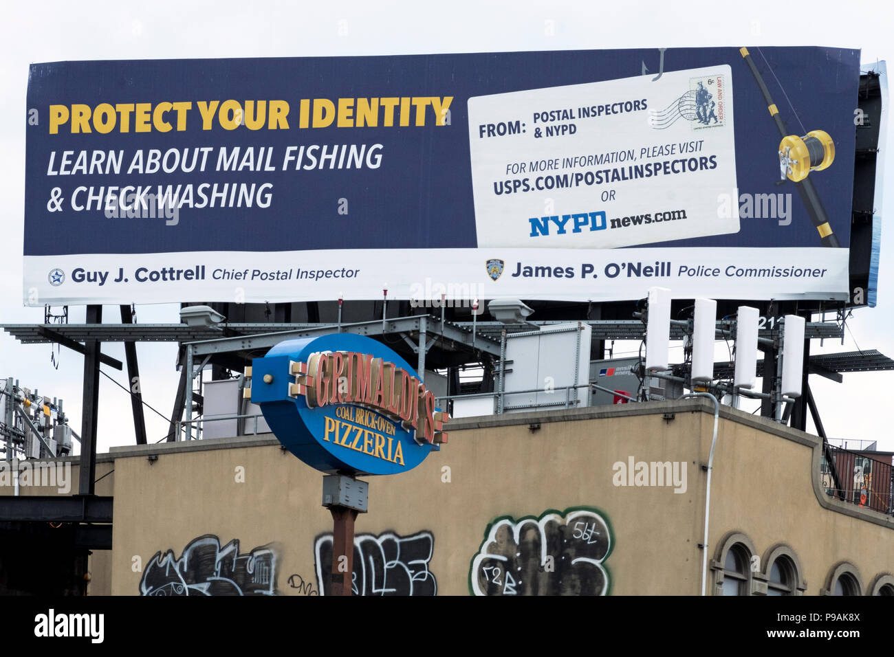 Eine öffentliche Dienstleistung Reklametafeln durch die Polizei und die Post Warnung Bürger gegen Internet-betrügereien auf Surf Avenue in Brooklyn, New York. Stockfoto