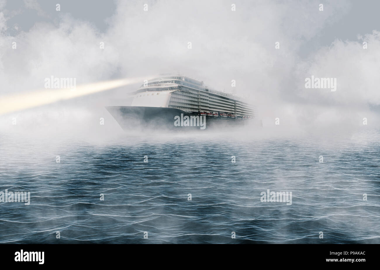 Großes Passagierschiff segeln durch schweren Nebel am Ocean Stockfoto
