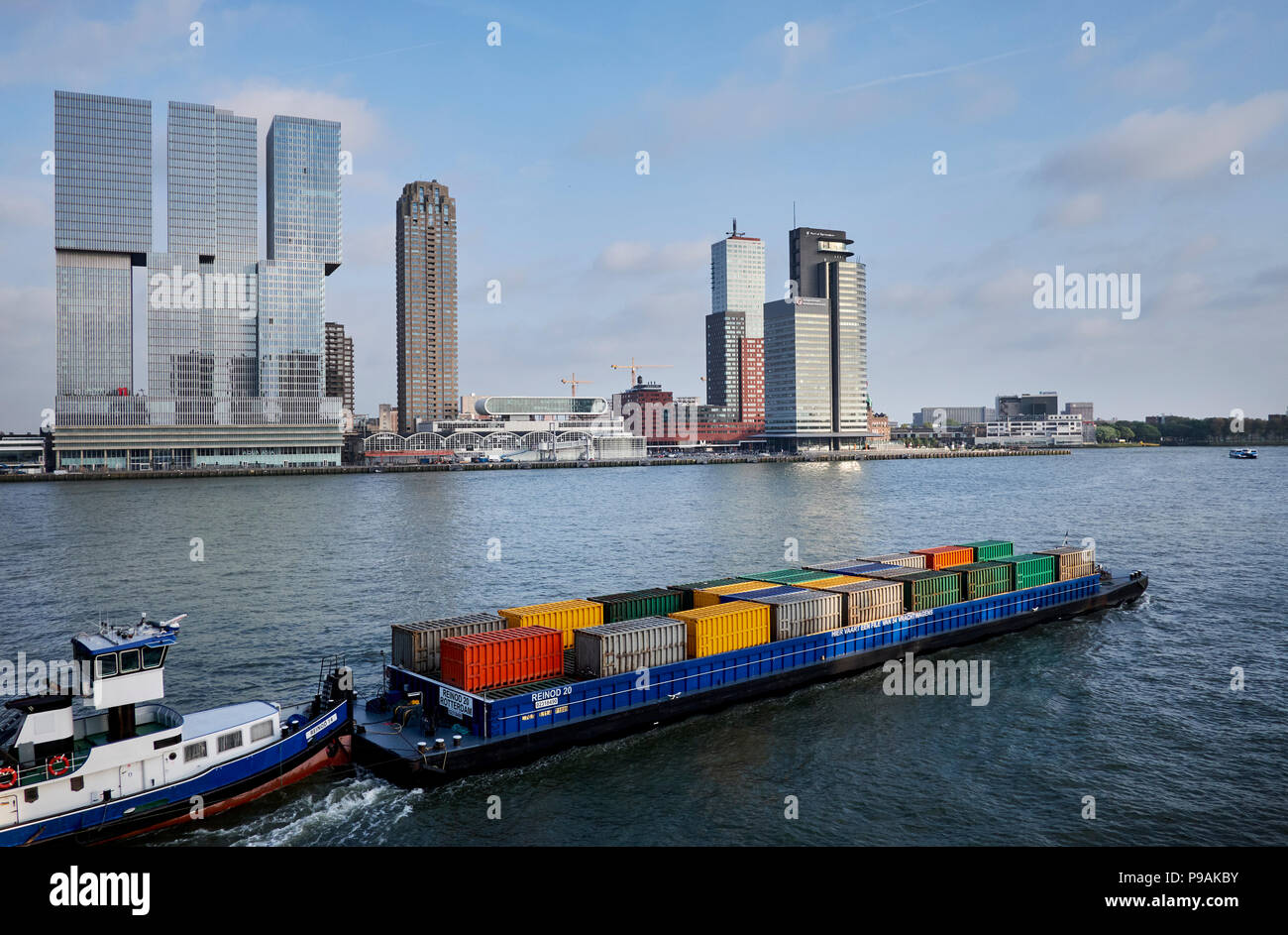 Freight Transport in Containern per Schiff auf dem Fluss Nieuwe Maas in Rotterdam, Niederlande. Stockfoto