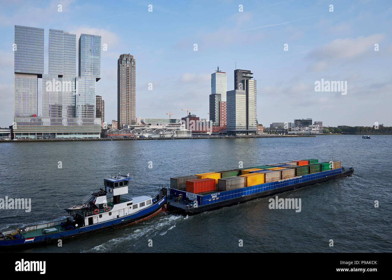 Freight Transport in Containern per Schiff auf dem Fluss Nieuwe Maas in Rotterdam, Niederlande. Stockfoto