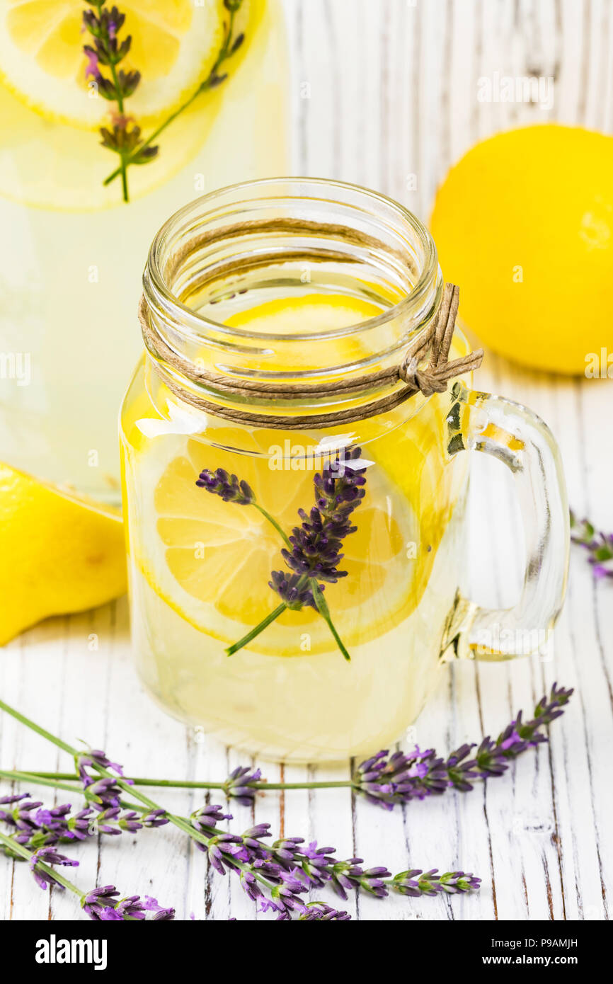 Kalte Limonade infundiert Detox Wasser mit Zitrone und Lavendel Stockfoto