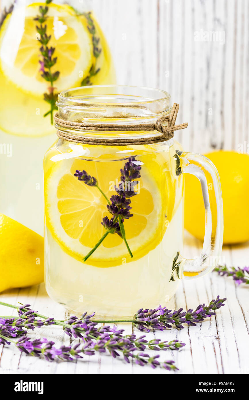 Kalte Limonade infundiert Detox Wasser mit Zitrone und Lavendel Stockfoto