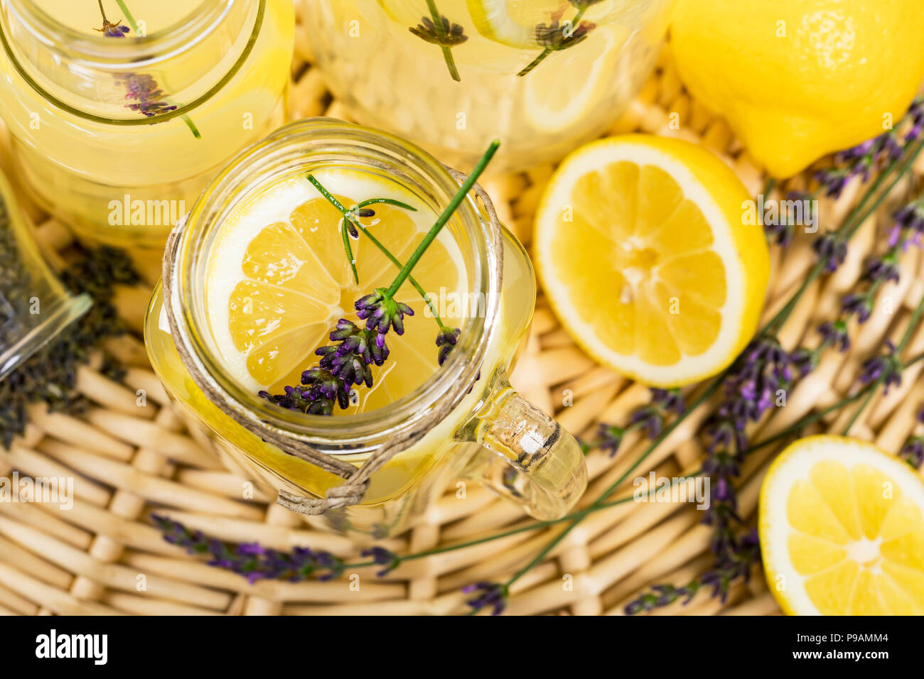 Kalte Limonade infundiert Detox Wasser mit Zitrone und Lavendel Stockfoto