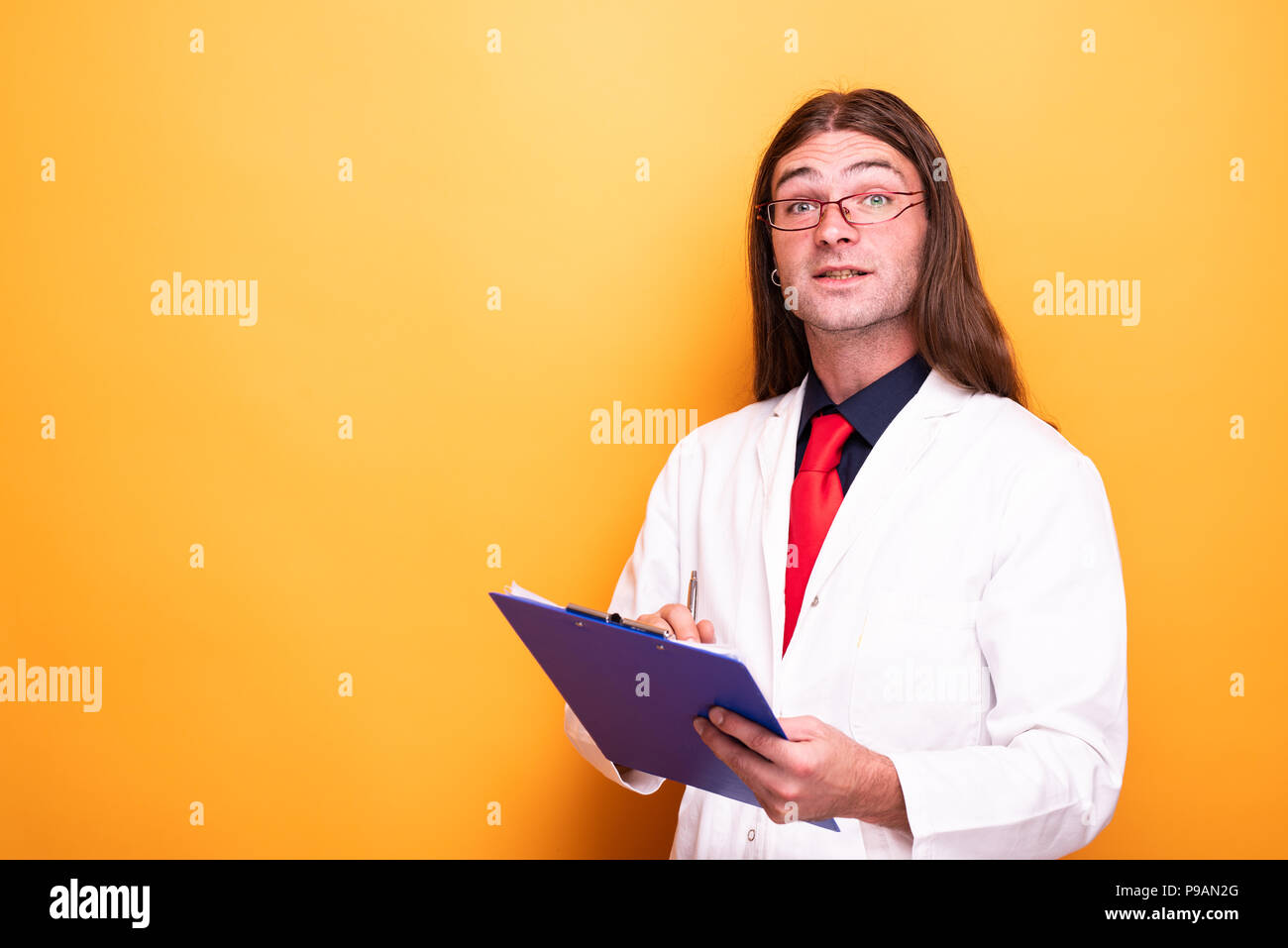 Süße männliche Spezialist mit Brille und weißen Mantel Stockfoto