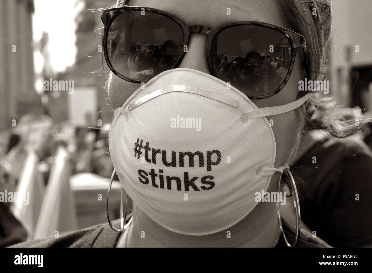 Maskierter Demonstrant besucht die Donald Trump besuchen Sie die Proteste in London, UK Dump Trump Protest, London Stockfoto