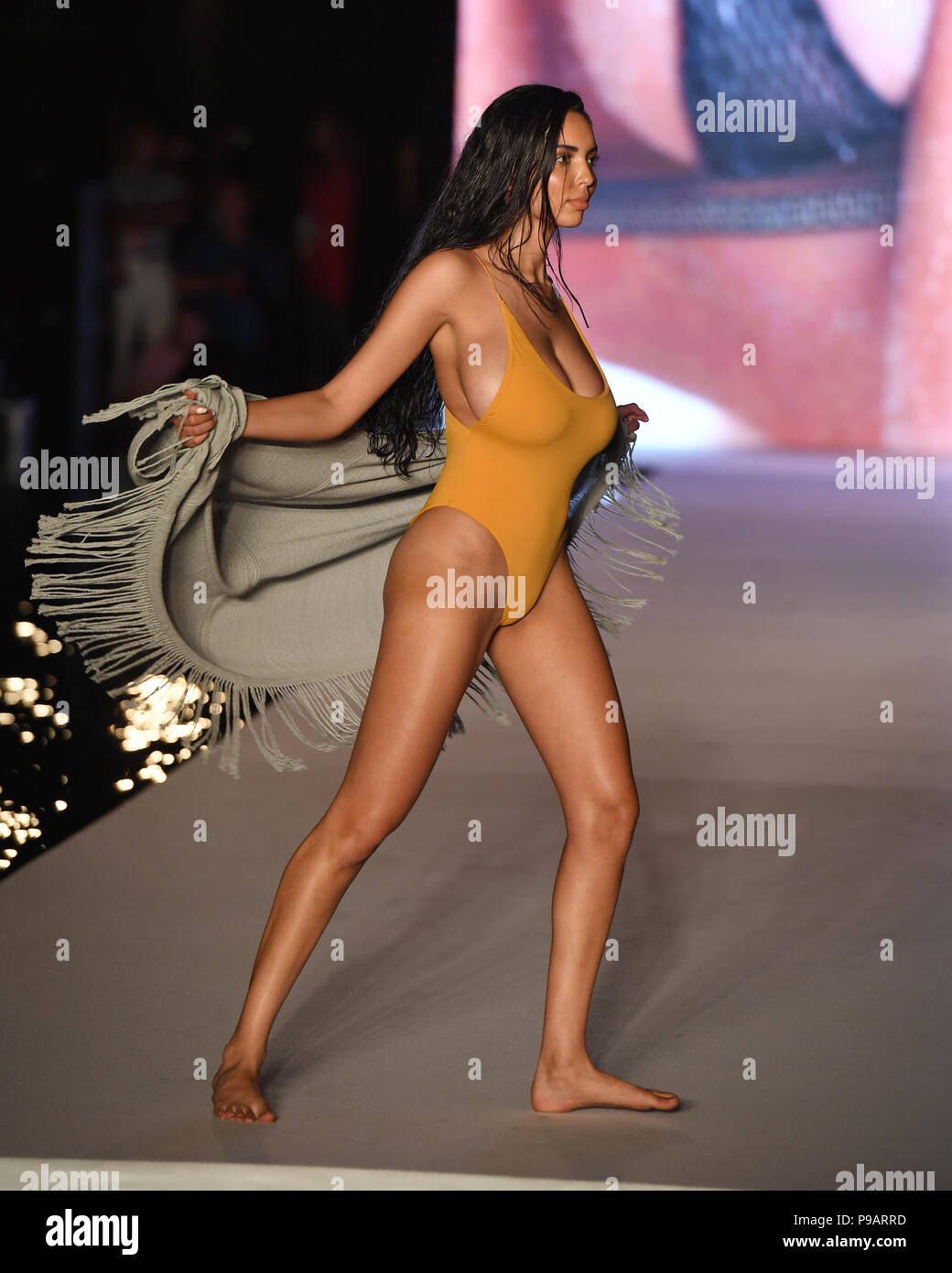 MIAMI BEACH, FL - 15. Juli: ein Modell geht der Start- und Landebahn für die 2018 Sports Illustrated Swimsuit zeigen im Paraiso in Miami Schwimmen Woche im W Hotel South Beachh am 15. Juli 2018 in Miami Beach, Florida. Quelle: MPI04/MediaPunch Stockfoto