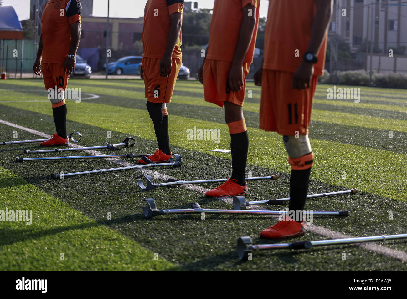 Palästinensischen amputees nehmen an einem Training einer Fußballmannschaft der männlichen amputees bei der Gemeinde Stadion in Deir al-Balah, Gazastreifen, 16. Juli 2018. Die kürzlich gegründete Team, namens "Die Helden", stellt eine Chance für junge Menschen mit Amputationen, die durch Gewalt mit Israel und andere Unfälle verursacht, Fußball in der israelischen Blockade Gebiet zu üben. Foto: Mohammed Talatene/dpa Stockfoto