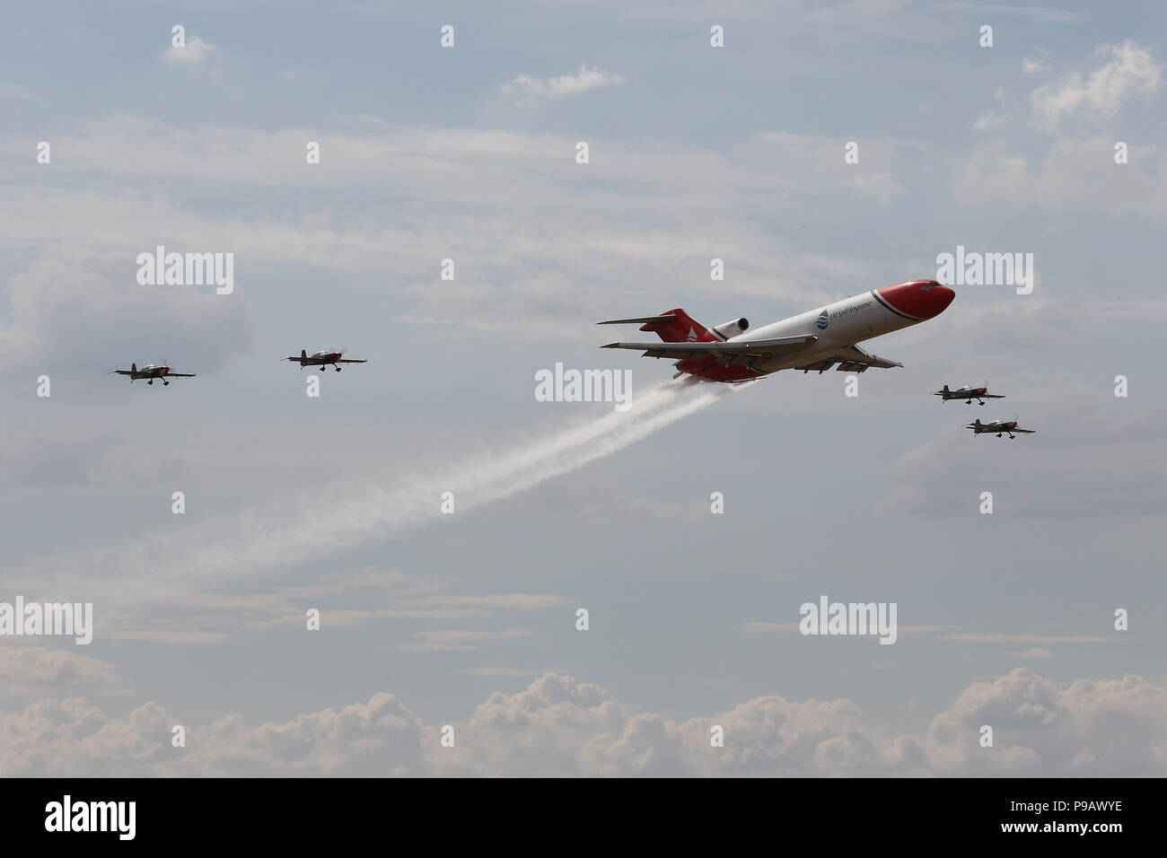 Farnborough, Großbritannien. 16. Juli 2018. Ölpest's Antwort Organisation Boeing 727 und die Blades aerobatic Team ein Flypast am Eröffnungstag der Farnborough International Airshow 2018, einer der größten Luftfahrt Industrie- und Ereignisse in der Welt, in Großbritannien statt. Credit: James Hancock/Alamy leben Nachrichten Stockfoto