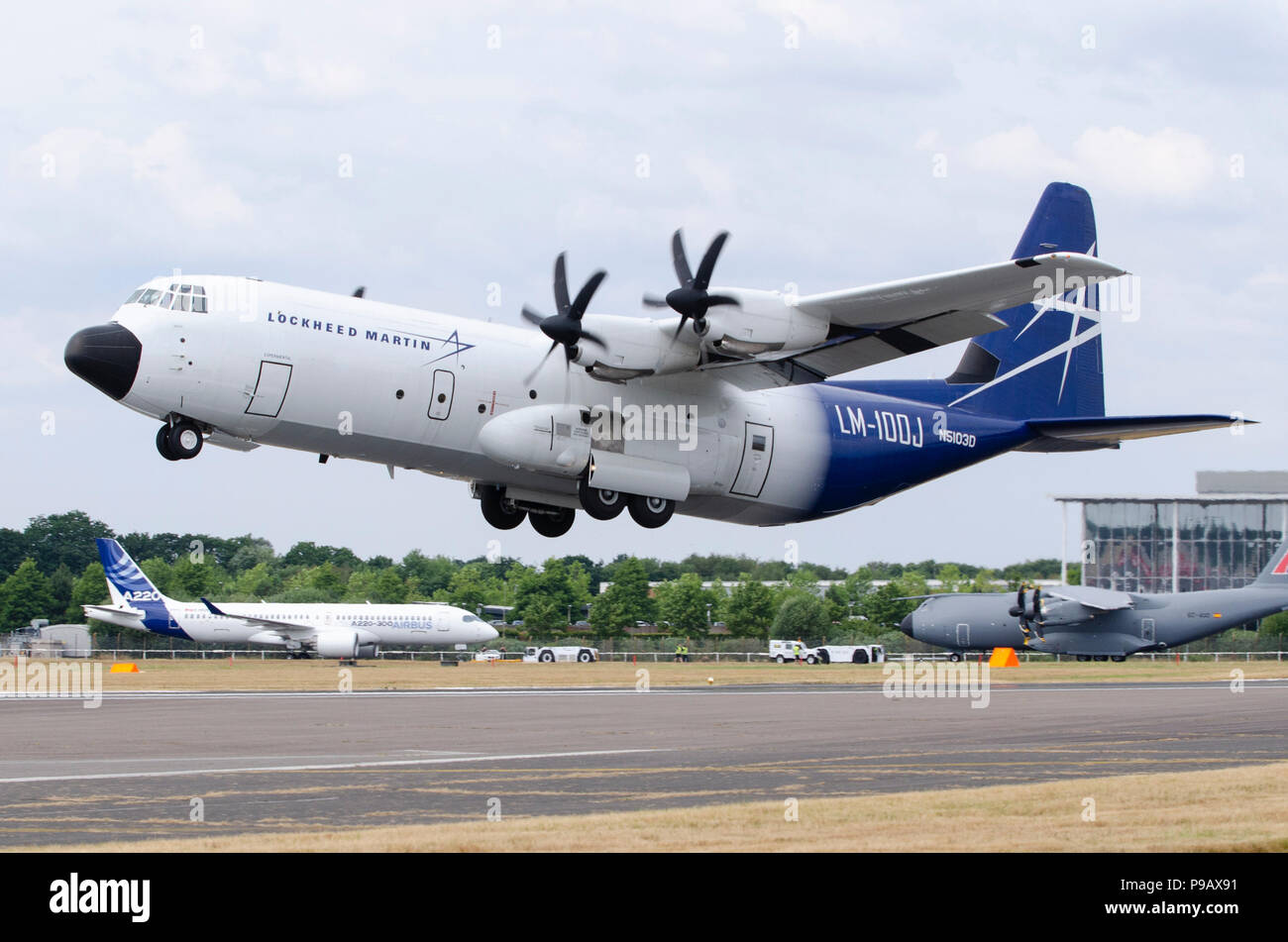 Lockheed Martin LM-100 J Super Hercules. Farnborough Airshow, die alle zwei Jahre stattfindende Handel Luftfahrt Show, 16.-22. Juli, eröffnete heute vor der Presse. Die neueste von zivilen und militärischen Flugzeugen Designs wurden sowohl in der statischen und Flugvorführungen gesehen, mit einer starken Präsenz von Airbus und Boeing, sowie Embraer, Lockheed, und Mitsubishi unter vielen anderen. Handel steht, das die neuesten Entwicklungen für Luft- und Raumfahrt und Produktlinien aus einer Vielzahl von Unternehmen der Luft- und Raumfahrt die Flugzeuge ergänzt. Credit: Antony Nessel/Alamy leben Nachrichten Stockfoto